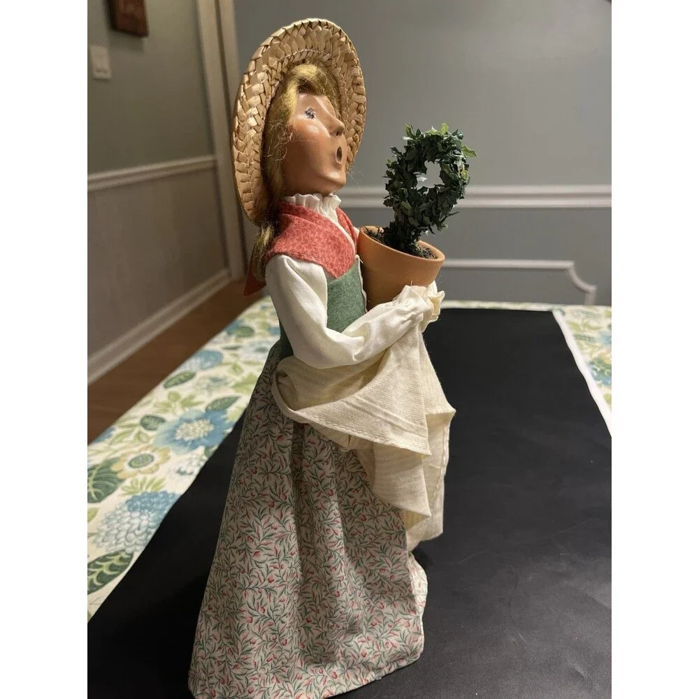 Byers Choice Carolers Williamsburg Colonial Woman Lady Topiary 2004 ~ 13” Tall